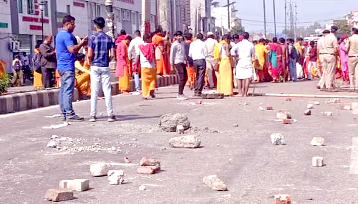 Huge commotion during Mahayag, firing after stone pelting... 3 people injured, 1 in critical condition.